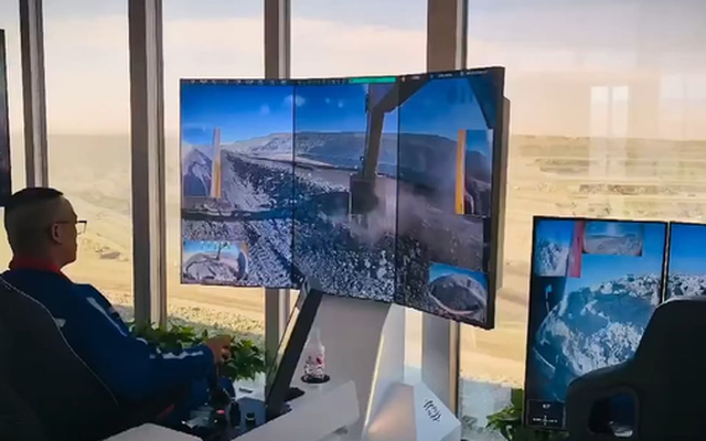 Nhìn thì tưởng là đang chơi game, nhưng thực tế đây là những kỹ sư đang vận hành máy móc xây dựng từ xa!