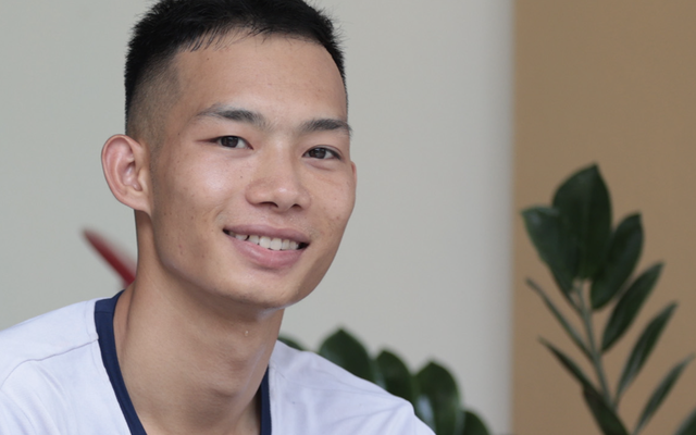 "Người hùng" cứu cháu bé thoát chết ngay trước đường ray: "Mẹ xem clip xong thì ôm lấy tôi"