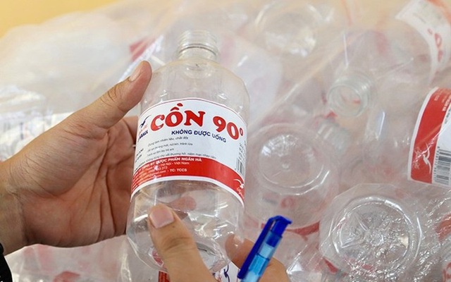 Triệt phá đường dây sản xuất, buôn bán cồn y tế giả quy mô lớn
