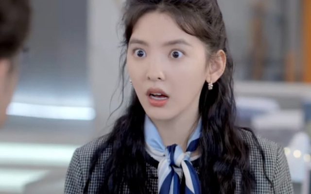 Đi làm thay mẹ 1 ngày, tôi chạm mặt ông sếp khó ưa và biết bí mật không thể tin nổi sau lời thì thầm: "6 năm rồi nhỉ"