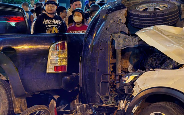 Hà Nội: Hiện trường kinh hoàng vụ ô tô tông liên hoàn 2 xe con và 1 xe máy khiến 1 người tử vong, nhiều người bị thương