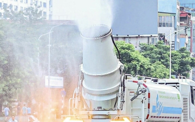 'Đại bác diệt bụi' lăn bánh, làm sạch phố phường Hà Nội