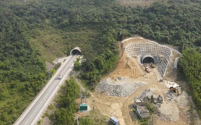 Siêu đường hầm xuyên núi mới, nối liền 2 tỉnh chiến lược ở miền Trung chính thức được thông xe