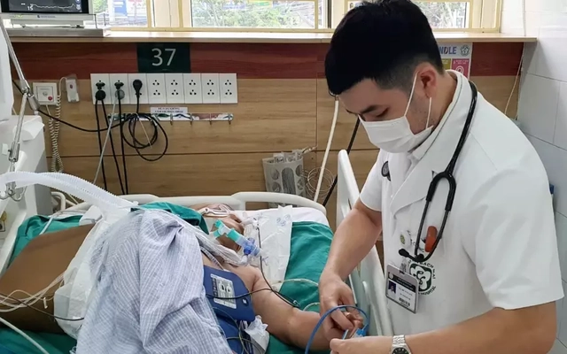 Người đàn ông tổn thương não, ngừng tim vì tự đắp thuốc lá khi bị rắn hổ mang chúa cắn