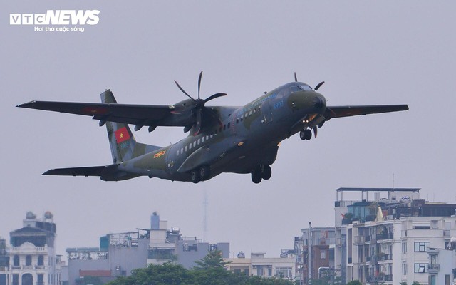 Dàn 'ngựa thồ' lần đầu huấn luyện trên bầu trời Hà Nội chuẩn bị diễu binh 2/9