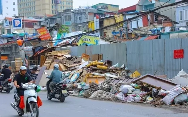 Phế thải ngập đường 'đắt nhất hành tinh'
