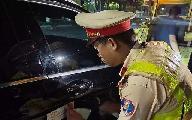 CSGT hóa trang 'tóm gọn' nhiều dân nhậu tự lái xe sau khi rời quán