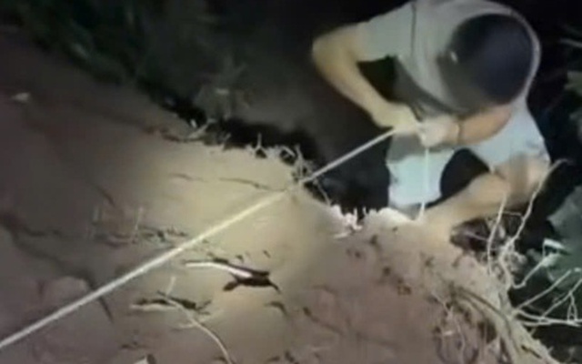 Đu dây xuống vực sâu 70 m giải cứu tài xế mắc kẹt trong cabin xe container