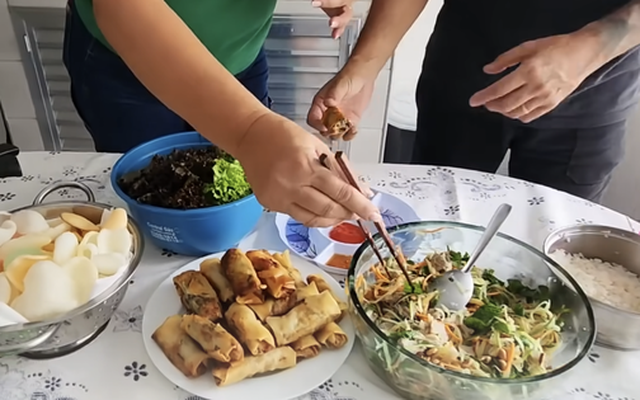 Đại gia đình Brazil xuýt xoa trước 1 món gỏi Việt Nam: 'Thử rồi không buông được đũa'