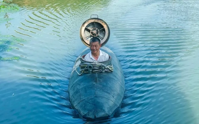 Nông dân Trung Quốc gây sốt với tàu ngầm tự chế dài 7 mét