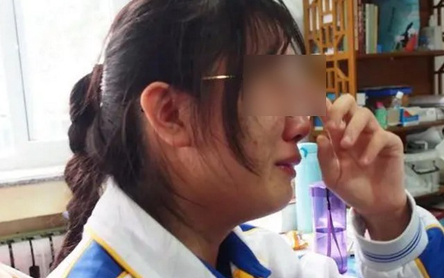 Sửa điểm thi từ 364 lên 586, nữ sinh bị “lật tẩy” vì người nhà không tin con trượt ĐH, đến tận Sở Giáo dục đòi phúc khảo: "Em không muốn cha mẹ thất vọng!"