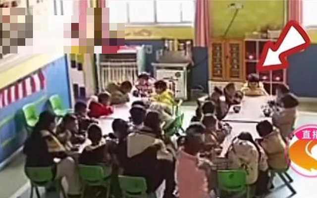 10 phút kiểm tra camera lớp học của con khiến bà mẹ khóc ròng: Chị tức tốc lên trường, phòng giáo dục vào cuộc!
