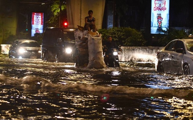 Những hình ảnh ban đầu cho thấy sức tàn phá của bão Wipha: Gió giật lên tới 125km/h, nhiều cảnh báo khẩn đã được đưa ra