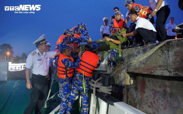 Hình ảnh mới nhất tại hiện trường vụ lật tàu thương tâm trên vịnh Hạ Long