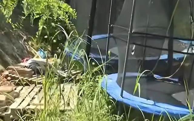 Phát hiện 1 bé trai 9 tuổi và 1 bé gái 7 tuổi vẫn mặc tã, sống như "những đứa trẻ ma"