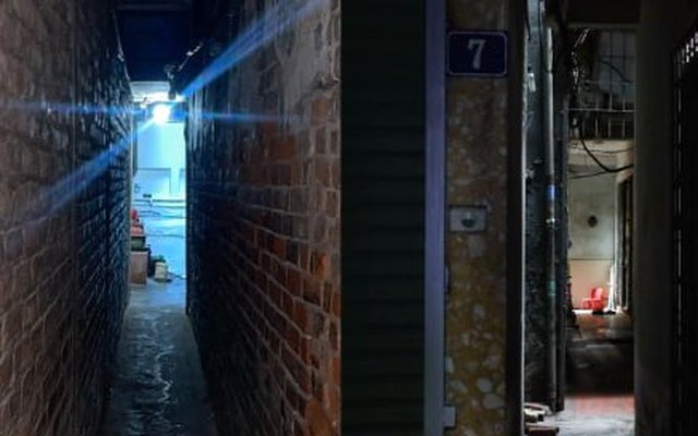 'Làng trong phố' chen chúc giữa đô thị: Cảnh sống chật chột, tăm tối khó tin