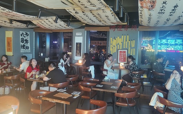Giới trẻ Trung Quốc đi bar kết hợp xin quẻ cầu may: Đằng sau những gam màu tối của nền kinh tế lớn thứ 2 thế giới