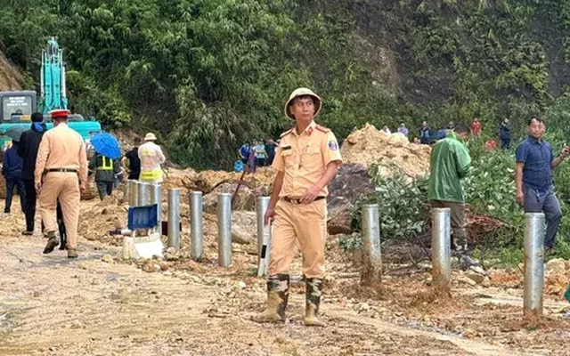 Sạt lở đất đá trên QL4D đoạn nối Lào Cai với Lai Châu, một người bị vùi lấp