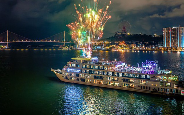 Một du thuyền 5 sao ở Hạ Long xin lỗi vì tổ chức bắn pháo hoa và các hoạt động giải trí trong ngày tàu Vịnh Xanh gặp nạn
