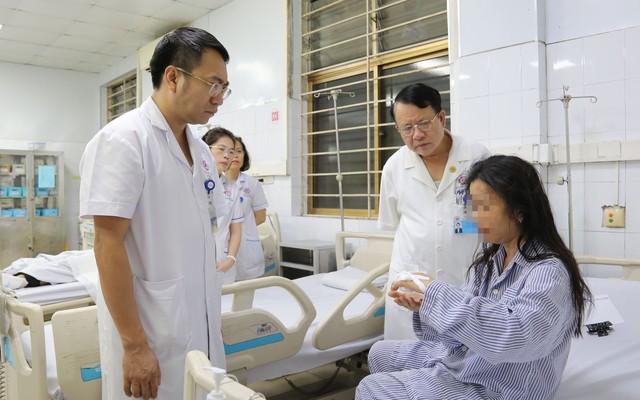 Bệnh viện Đa khoa Quảng Ninh bật báo động đỏ, huy động 150 y bác sĩ cấp cứu các nạn nhân trong thảm họa lật tàu