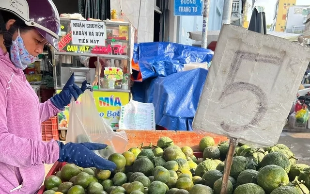 Trái cây 'đại hạ giá', có loại chỉ 5.000 đồng/kg ở TPHCM