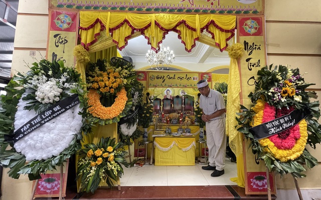 Lặng người trước 4 tấm di ảnh của 1 gia đình ở Hà Nội gặp nạn trong vụ lật tàu: Cả nhà chưa từng đi du lịch, đây là chuyến tặng cho con trai mới thi xong lớp 12, nào ngờ...