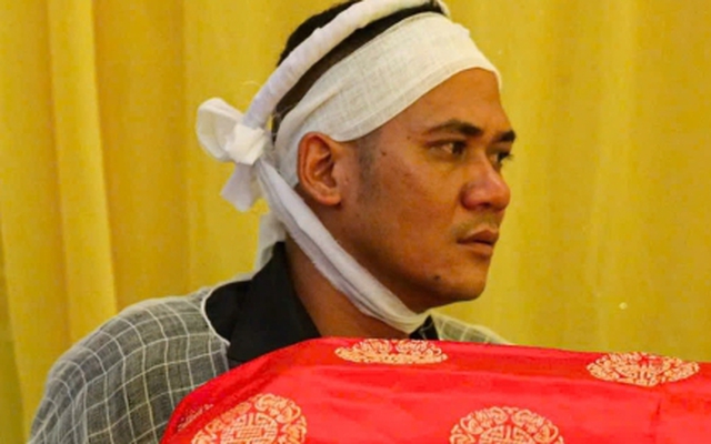 Người đàn ông gục ngã bên linh cữu bố mẹ và vợ, con thơ vẫn mất tích ngoài biển