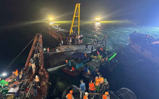 Đắm tàu trên Vịnh Hạ Long chở 51 người: Vớt được 34 thi thể, lật tàu để tìm người bị nạn