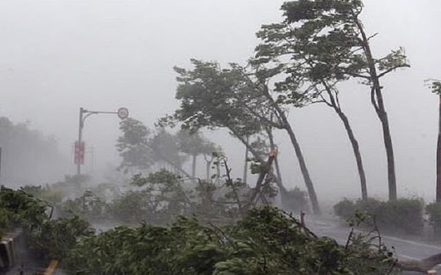 Bão số 3 giật cấp 13 chuẩn bị đổ bộ vào đất liền nước ta, gây mưa dữ dội