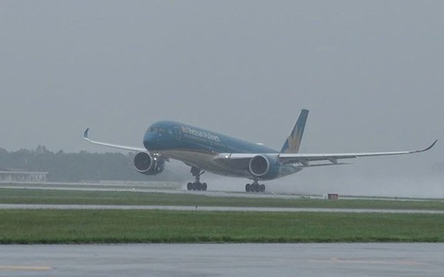 Tạm "đóng cửa" hai sân bay do bão số 3 (Wipha)