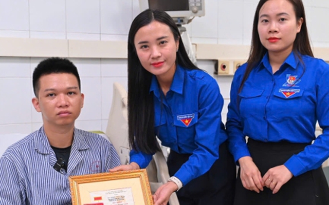 Trao huy hiệu Tuổi trẻ dũng cảm cho chàng trai cứu 4 người trong vụ lật tàu