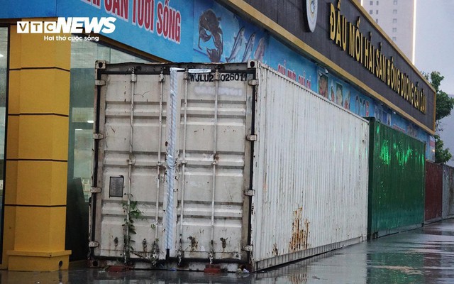 Người dân Quảng Ninh thuê dàn container, xe tải chặn trước cửa ứng phó bão Wipha