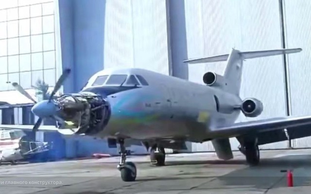 Bất ngờ khi gắn động cơ cánh quạt VK-800 vào máy bay phản lực Yak-40