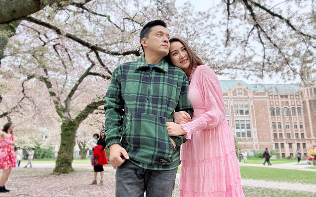 Chuyện tình của nam ca sĩ cưới fan kém 17 tuổi, làm bố bỉm sữa ở tuổi 51