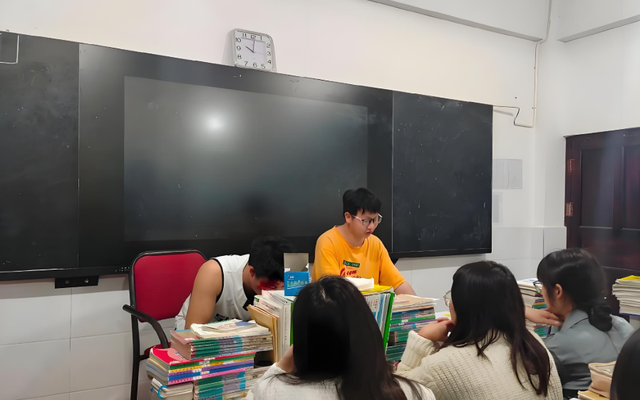 Bí quyết học tập của thủ khoa: Nghe cho vui chứ đừng học theo! Muốn tiến bộ thật sự, hãy học từ nhóm người này!