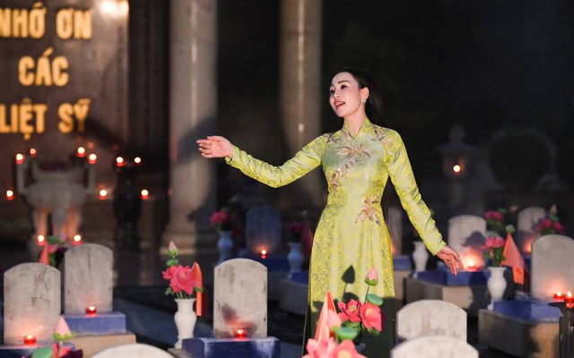 Tiến sĩ, ca sĩ Khánh Ly xúc động khi hát ở Nghĩa trang Liệt sĩ Trường Sơn