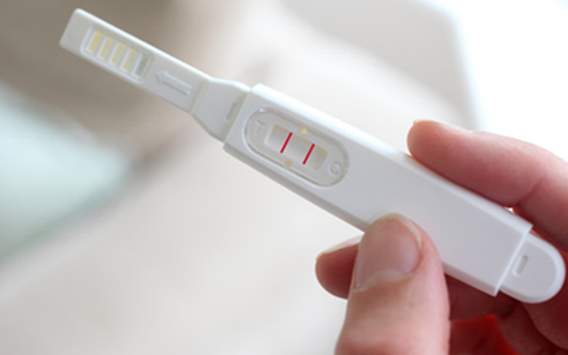 Dùng que thử thai, chàng trai bất ngờ nhận kết quả "2 vạch"