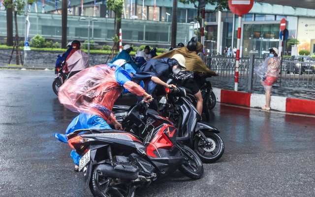 Hoàn lưu bão số 3 có cường độ rất mạnh đã áp sát Hà Nội, người dân đặc biệt chú ý