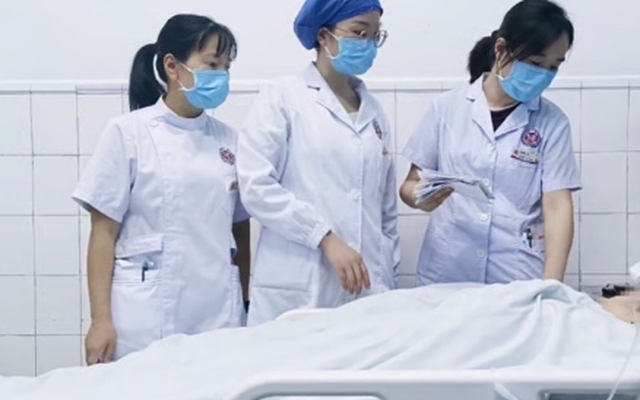 Thiếu nữ suýt chết vì chỉ ăn rau, thuốc nhuận tràng để vừa váy sinh nhật