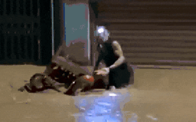 Người dân chờ vớt tài sản bị nước lũ cuốn trôi trong đêm