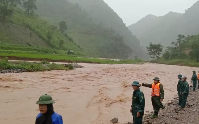Tìm kiếm người bị lũ cuốn trên đường vào rẫy cho gà ăn