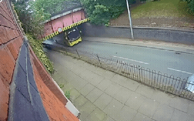 Xe buýt 2 tầng va đập vào cầu, hành khách văng ra ngoài: Video kinh hoàng được công bố