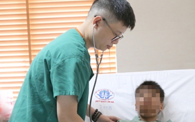 Bé trai 12 tuổi lồng ngực nhô cao như ‘ức gà’