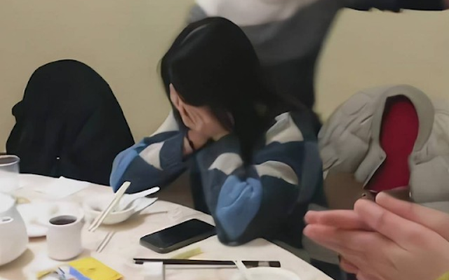 Đi họp lớp, tôi xin về sớm: Vừa về đến nhà nhận được tin nhắn từ lớp trưởng, thề không bao giờ đi họp lớp nữa