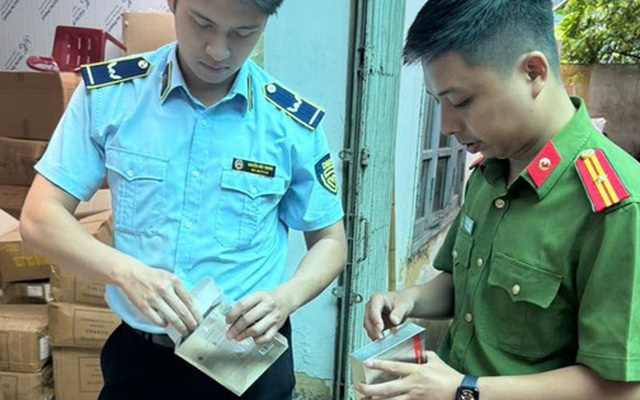 Lật tẩy kho mặt nạ Lucenbase nhập lậu giữa Thủ đô: 15.000 sản phẩm không rõ nguồn gốc