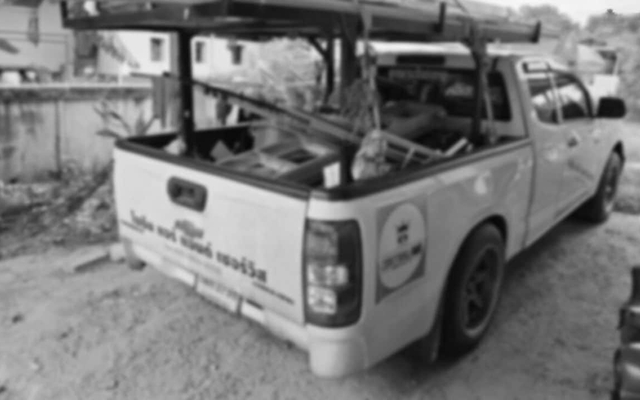 Bố chuẩn bị lái xe đi làm, nghe thấy tiếng động lạ nên xuống kiểm tra thì ngã quỵ với cảnh trước mắt