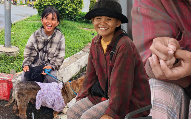 Câu chuyện sau bức ảnh cô bé ăn xin ôm chú chó già ở ngã tư Hàng Xanh