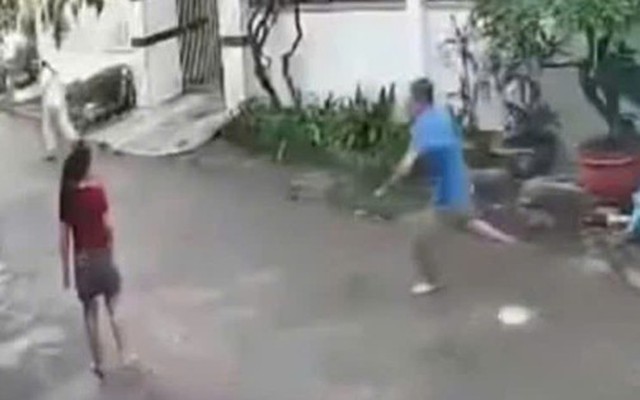 Mâu thuẫn gia đình, bố đẻ chém con gái trọng thương