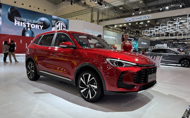 Xem thực tế MG ZS đời mới có thể về Việt Nam: Lột xác từ trong ra ngoài, động cơ hybrid tiêu thụ từ 5,1 lít/100km