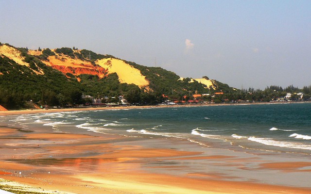 Bãi biển Việt Nam vừa được vinh danh "hàng đầu Đông Nam Á": Địa hình đặc biệt, rất ít khi có bão